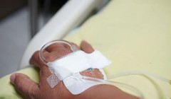 Mặc dù giá rất đắt nhưng ngày càng có nhiều người tiêm tế bào gốc để mong kéo dài tuổi xuân, Ảnh: Sina.