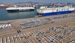 Xe ô tô, tấm pin mặt trời và thiết bị điện tử tiêu dùng là ba loại hàng xuất khẩu của Trung Quốc đang "càn quét" thế giới. Ảnh: AFP.