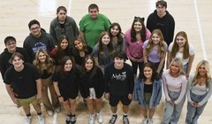 11 cặp sinh đôi cùng tốt nghiệp của Trường Trung học Norwin, bang Pennsylvania (Mỹ). Ảnh: GMA.