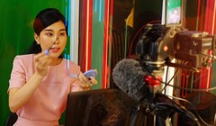 Một người livestream bán hàng trên nền tảng TikTok. Ảnh: Vietnamnet.