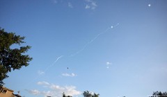 Hình ảnh phòng thủ tên lửa đánh chặn các viên đạn trên bầu trời gần Tel Aviv. (Ảnh: Reuters)