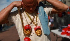 Hình ảnh ông Trump được khắc họa rất sinh động trên mặt dây chuyền đeo cổ (Ảnh: Reuters)