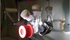 Một phần của lo phản ứng chuyển đổi CO2, rác thải nhựa PET. Ảnh Tech Xplore.