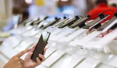 Điện thoại di động trưng bày tại một cửa hàng điện tử ở Thượng Hải, Trung Quốc. Ảnh Reuters