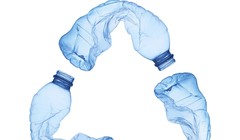 Chai đựng nước nhựa. Ảnh minh họa SciTech Daily.