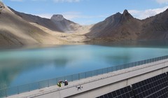 Các tấm pin điện mặt trời trên Đập Hồ Muttsee. Ảnh Reuters