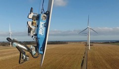  Robot sửa chữa cánh quạt tua-bin điện gió Rope Robotics. Ảnh Engineer Interesting