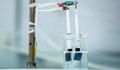 Thí nghiệm điện phân tách hydro - oxy từ nước biển của nhóm nghiên cứu tại RMIT, Úc. Ảnh RMIT