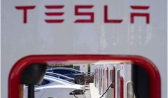 Xe Tesla sạc tại một trạm ở Emeryville, California, ngày 10/8/2022. Ảnh AP/Godofredo A. Vásquez