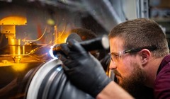 Các nhà khoa học sử dụng kỹ thuật in 3D chế tạo hợp kim. Ảnh E&T