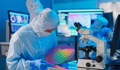 Các nhà khoa học nghiên cứu các tấm wafer chip silicon. Ảnh Shutterstock. 