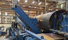 Kỹ thuật hàn xoắn ốc tháp gió hình côn cho tuabin điện gió. Ảnh Electrek.