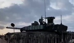Xe tăng T-90M quân đội Nga pháo kích vào chiến tuyễn phòng ngự của quân đội Ukraine. 