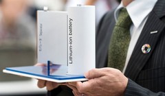 GS hóa học Akira Yoshino, thành viên danh dự của Tập đoàn Asahi Kasei cầm mô hình pin lithium-ion trong cuộc họp báo ngày 9/10/ 2019 tại Tokyo, Nhật Bản. Ảnh Tomohiro Ohsumi/Getty Images