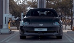 Robot sạc EV của Hyundai sạc cho xe IONIQ 6. Ảnh Hyundai