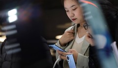 Khách hàng tham dự xem thiết bị điện thoại thông minh Xiaomi 13 tại Đại hội Thế giới Di động ở Barcelona ngày 27/2. Ảnh: Bloomberg