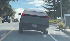 Xe bán tải Tesla CyberTruck thử nghiệm tay lái. Ảnh video Electrek