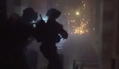 Cảnh sát Israel đột kích vào nhà thờ Hồi giáo ở Jerusalem. Ảnh video AlJazeera Arabic.
