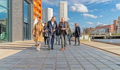 Người dân đi bộ trên đoạn đường lát gạch module pin điện mặt trời. Ảnh pv-magazine.