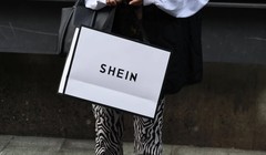 Một khách hàng cầm túi Shein bên ngoài showroom Tokyo, ngày 13/11/2022. Ảnh: Bloomberg