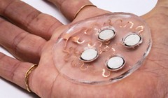 Miếng dán siêu âm cho phép vận chuyển thuốc qua da. Ảnh MIT.