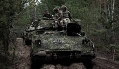 Quân đội Ukraine huấn luyện chiến đấu với xe thiết giáp M2 Bradley của Mỹ. Ảnh Military Ukraine. 