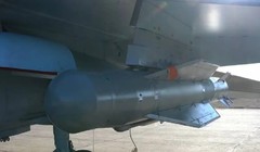 Bom UPAB-1500B dưới cánh máy bay ném bom. Ảnh Bộ Quốc phòng Nga.