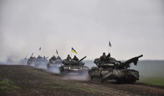 Các xe tăng T-72 quân đội Ukraine. Ảnh TopWar.