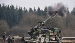 Pháo tự hành Caesar khai hỏa trong một cuộc diễn tập ở Đức. Ảnh quân đội Mỹ. 