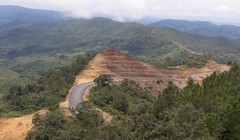 Tuyến đường dẫn đến khu trang trại điện gió Lào. Ảnh Electrek