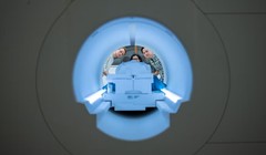 Các nhà khoa học Alex Huth , Shailee Jain và Jerry Tang chuẩn bị thu thập dữ liệu hoạt động của não tại Trung tâm Hình ảnh Y sinh tại Đại học Texas ở Austin. Ảnh: Nolan Zunk/Đại học Texas ở Austin.