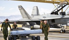 Máy bay chiến đấu Mỹ F/A-18 Hornet được lắp đạn rocket Zuni-127 mm.