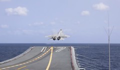 Máy bay tiêm kích không quân hải quân Trung Quốc xuất kích trên tàu sân bay ở Biển Đông. Ảnh SCMP.