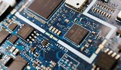 Chip bán dẫn trên bảng mạch của máy tính, ngày 25/2/2022. Reuters/Florence Lo/Illustration