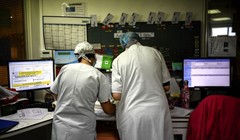 Các y tá làm việc tại khoa ung thư nhi của bệnh viện AP-HP Armand Trousseau ở Paris ngày 16/3/2021. Ảnh Getty