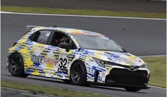 Chiếc xe đua Corolla số 32 chạy bằng hydro lỏng trên đường đua. Ảnh TechXplore.