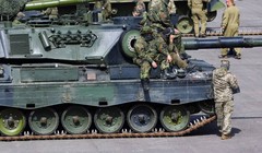 Quân nhân Ukraine trong quá trình huấn luyện trên xe tăng Leopard 1 ở Đức, ngày 5/5/2023. Ảnh: Reuters