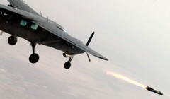 Máy bay AC-208 Cessna Caravan của Không quân Iraq phóng một tên lửa Hellfire vào một mục tiêu trên Trường huấn luyện Aziziyah, phía nam Baghdad. Ảnh Quân đội Mỹ