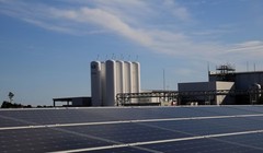 Trung tâm nghiên cứu hydro Fukushima (FH2R) và trang trại điện mặt trời liền kề tại thị trấn Namie, tỉnh Fukushima, Nhật Bản, ngày 6/3/2021. Reuters/ Yuka Obayashi/File Photo