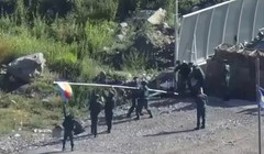 Lính biên phòng Azerbaijan dựng cờ trên đầu cây cầu qua sông Hakari. Ảnh Video South Front.