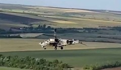 Trực thăng tấn công Ka-52 "Alligator" bị trúng đạn, phá hủy phần đuôi đang bay về căn cứ. Ảnh video RG.