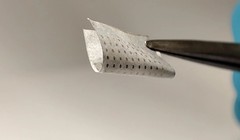 Cảm biến quang hồng ngoại lưới nano tellurium giá rẻ, được chế tạo trên giấy. Ảnh: TS Meng You, Đại học Thành phố Hồng Kông.