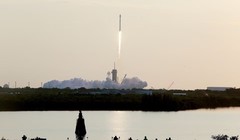 Một tên lửa SpaceX Falcon 9 mang theo 53 vệ tinh internet Starlink, phóng từ Trung tâm vũ trụ Kennedy ở Cape Canaveral, Florida, Mỹ ngày 18/5/2022. Reuters/Joe Skipper/File Photo