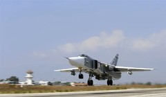 Máy bay ném bom chiến trường Su-24 xuất kích trên căn cứ không quân Hmeimim, Syria. 