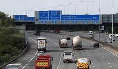 Tùy chọn tự lái trên 6.000 km (3.700 dặm) đường cao tốc 'vùng xanh' của Anh. Ảnh AFP/Saul Loeb