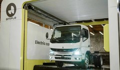Công ty Ample hợp tác với Mitsubishi Fuso triển khai công nghệ hoán đổi pin cho xe tải ở Nhật Bản. Ảnh Electrek