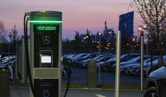 Một cột sạc xe điện của Mercedes-Benz. Ảnh EV Magazine.
