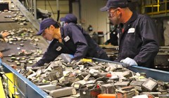 Tái chế pin Lithium-ion tại nhà máy của Li-Cycle. Ảnh Inside EVs.