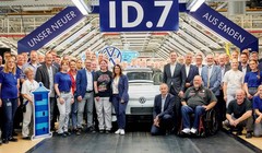 Công ty Volkswagen chào mừng sự kiện bắt đầu sản xuất EV sedan ID.7 ở Emden, Đức. Ảnh Volkswagen