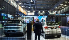 Một chiếc SUV chạy điện Leapmotor C11 và một chiếc mini chạy điện Leapmotor TO3 tại Triển lãm ô tô Paris năm 2022. Ảnh: Bloomberg